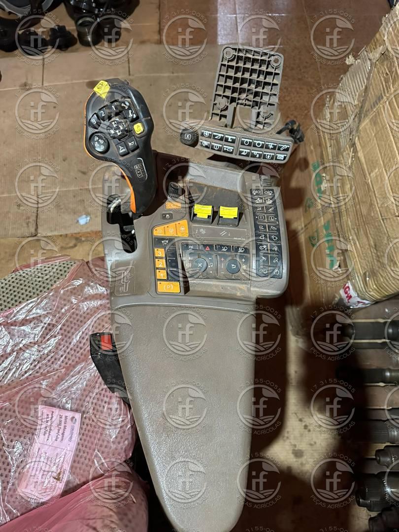CONSOLE APOIO DE BRAÇO COLHEDORA DE CANA JOHN DEERE CH950/CH960 - RE578473 | HXE107159 | AXE96986, AXE90160, AXE70448 | HXE96136 | AXE62172 | AXE69839 | AXE69826 | AXE53579